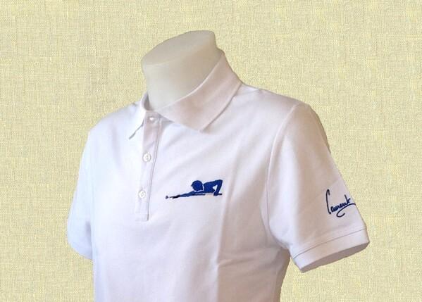 Polo blanc LG Line modèle joueur couché bleu poitrine