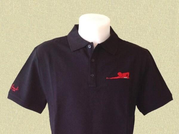 Polo noir LG Line modèle joueur couché rouge poitrine